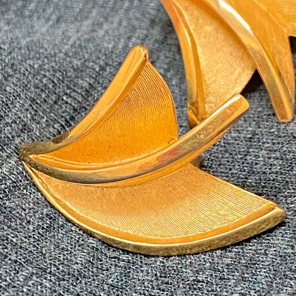 Vintage Trifari Gold Tone Clip on Earrings - Picture 6 of 8